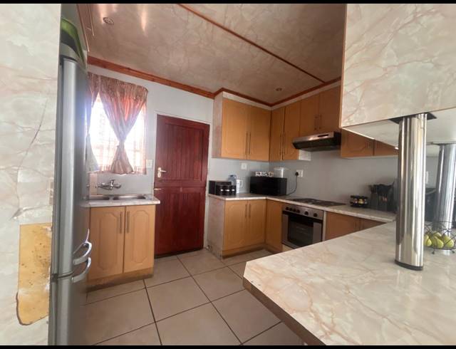 3 BEDROOM HOUSE TO LET IN MANDELA VIEW